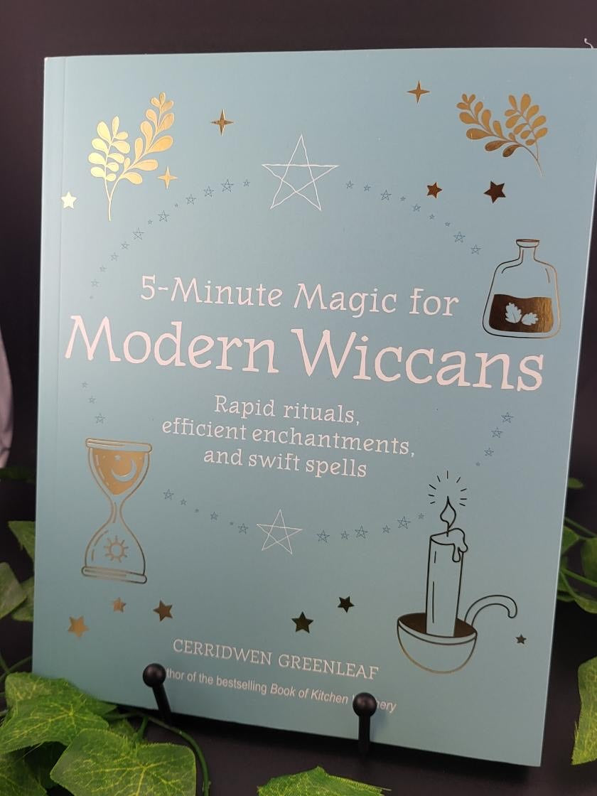 5 Minute Magic For Modern Wiccans by Cerridwen Greenleaf